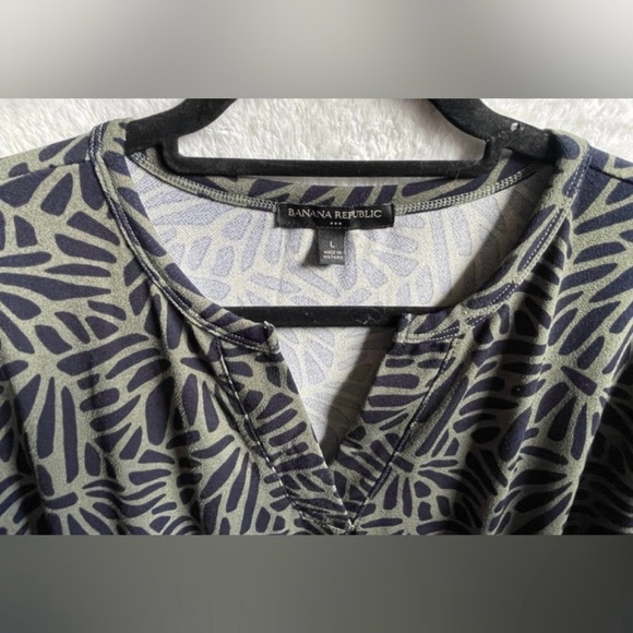 Banana Republic Olive and Cream Graphic Short Sleeve Dress - Picture 2 of 5